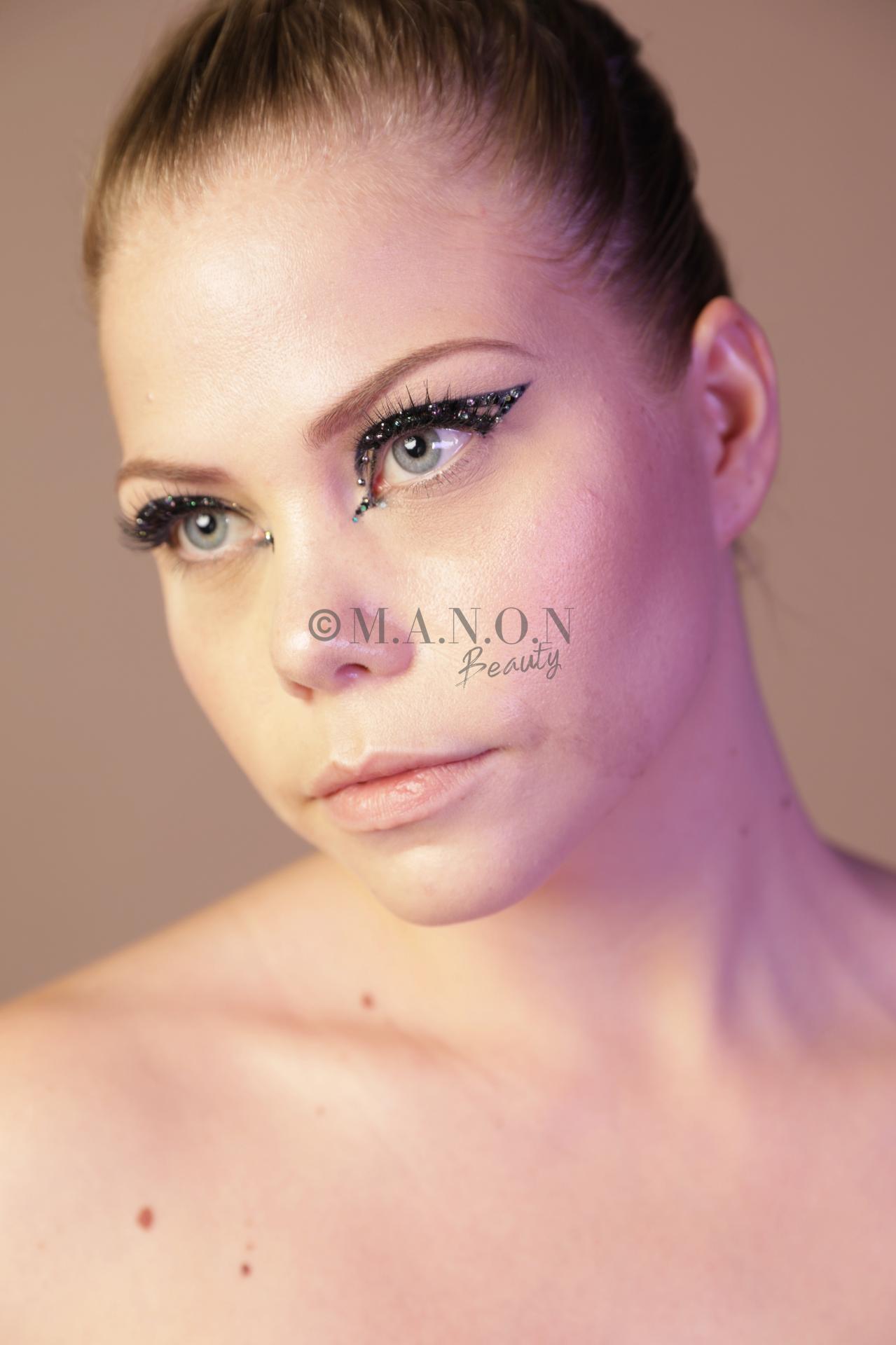 Site 20190428 mb shooting photographe amel kerkeni modele fantine liner strass yeux ouverts 1