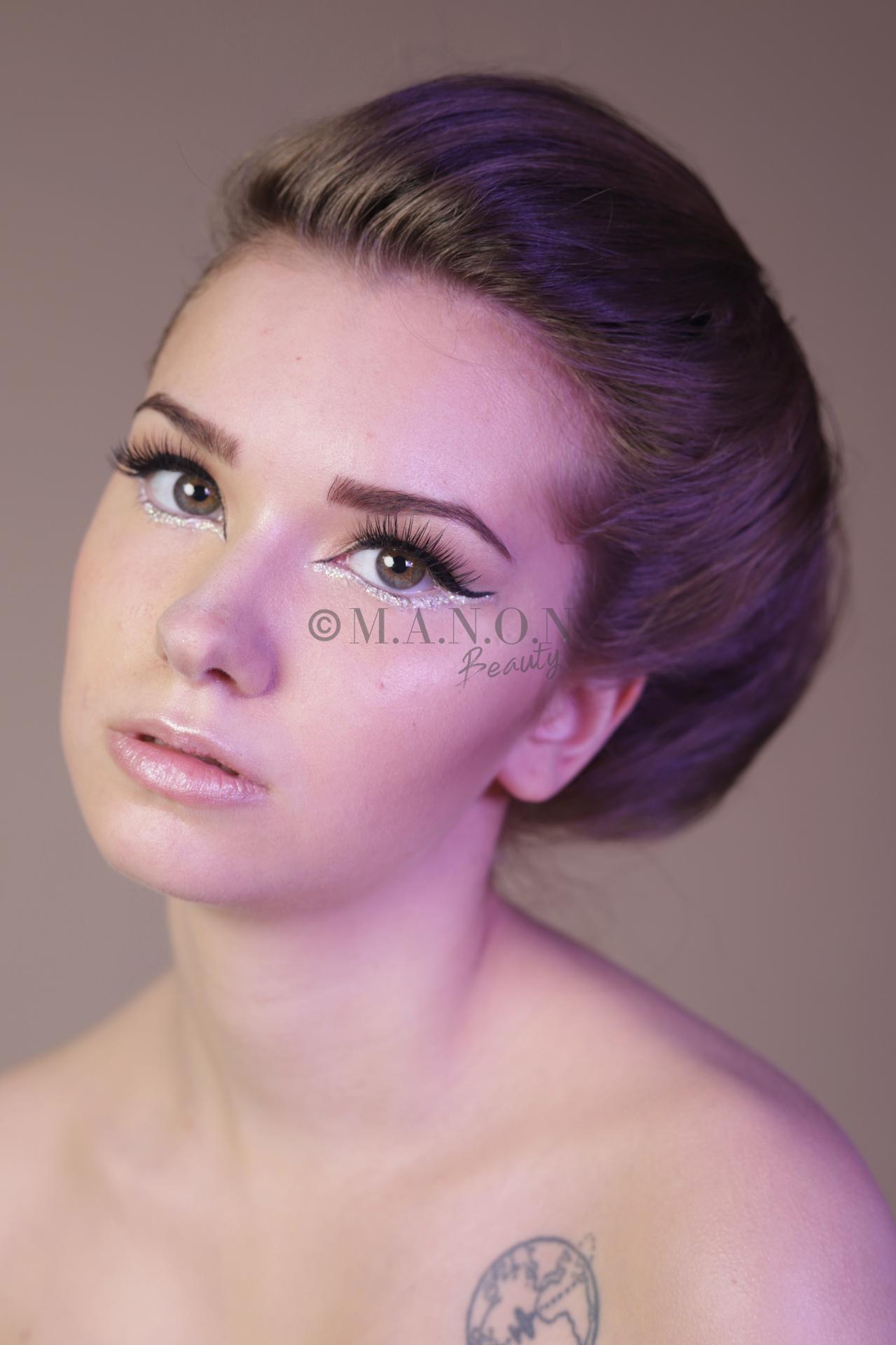 Site 20190529 mb shooting photographe amel kerkeni modele margot carpentier liner dessous paillettes close up buste 1