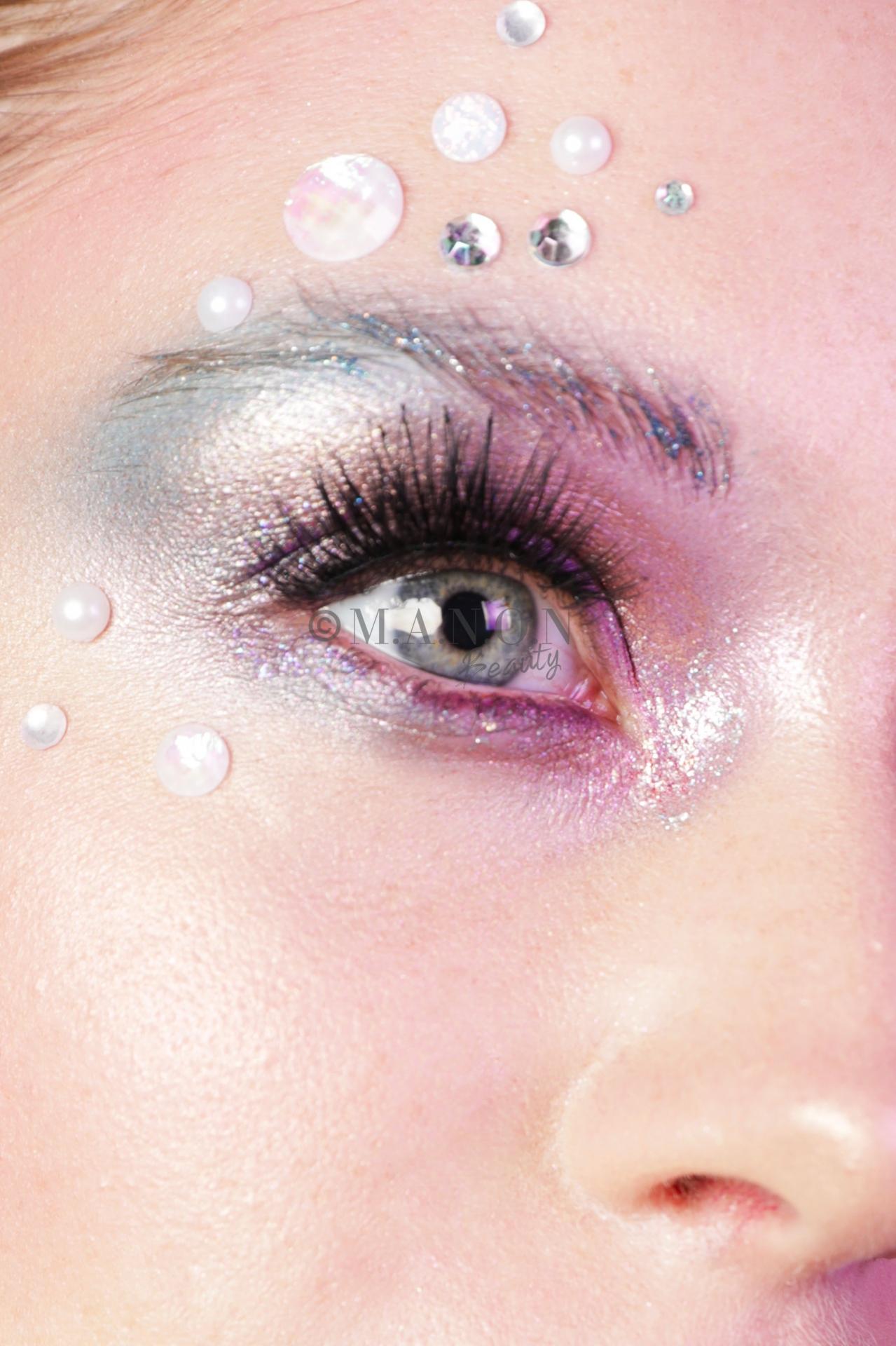 Site 20200831 mb shooting photographe amel kerkeni modele justine moreau close up strass oeil ouvert 1